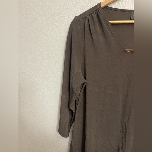 Chicos Travelers Hardware V Neck 3/4 Sleeve Top - Picture 6 of 10